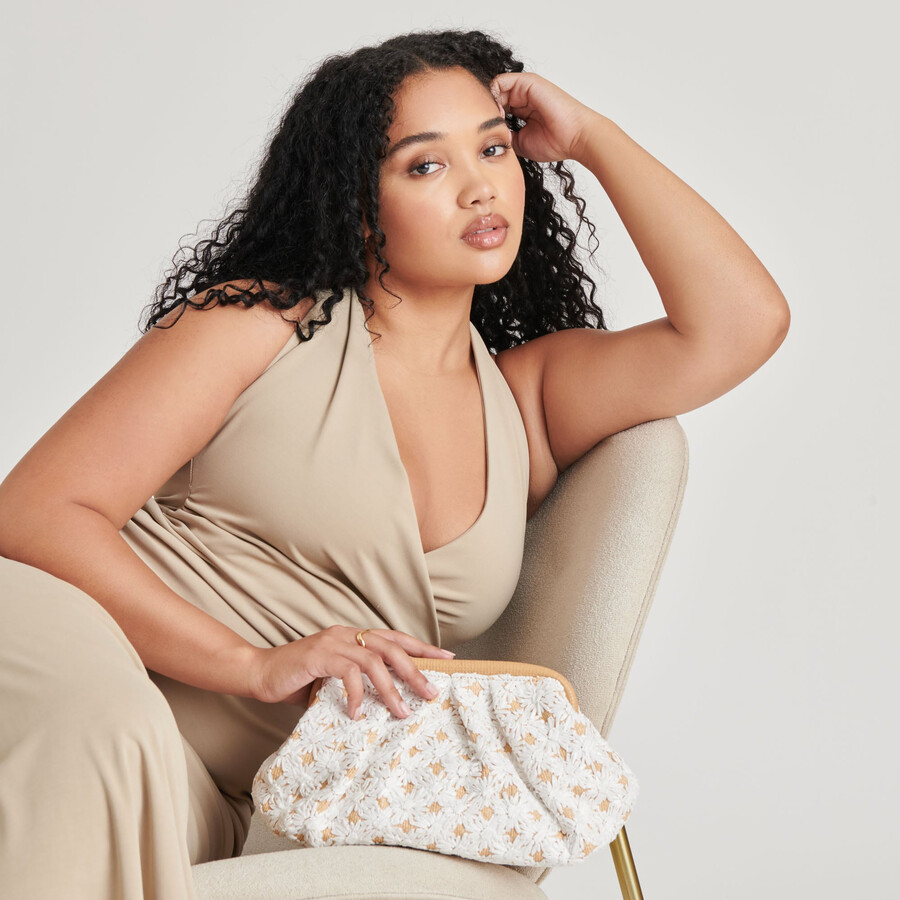 fiore clutch bestickt aus natürlichem raffia