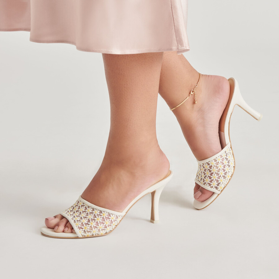lavendel-pumps mit blumenmuster weiß-gelb mit floralem mesh-einsatz