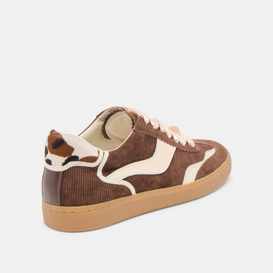 sneakers aus schokoladenbraunem cord