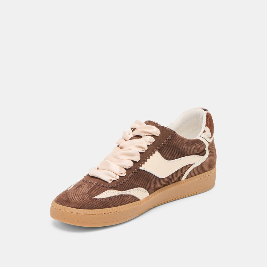 sneakers aus schokoladenbraunem cord