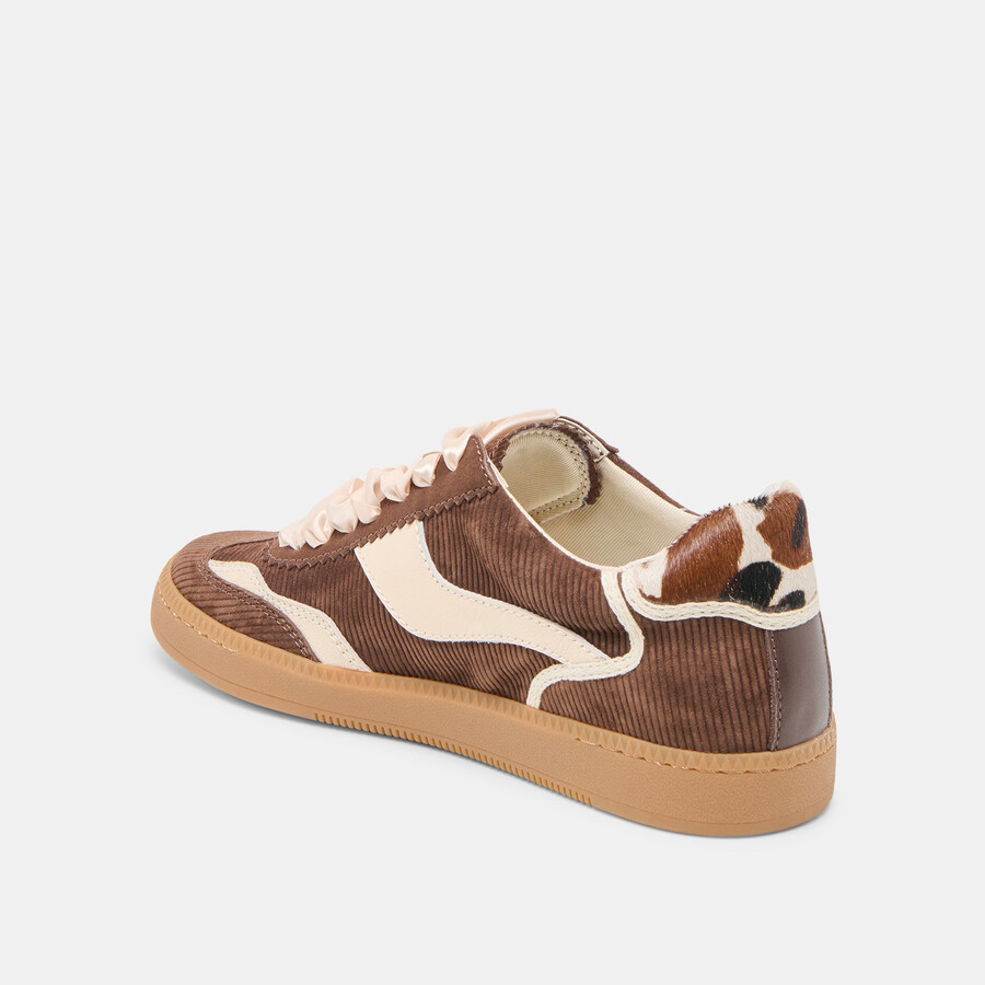 sneakers aus schokoladenbraunem cord